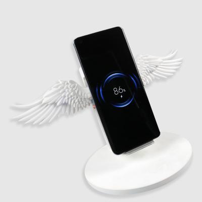 China El teléfono plástico lindo se va volando el cargador inalámbrico 5V 1.67A con la luz del LED en venta