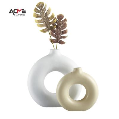 China Art Deco Nordic Style Home Arrangemet Circle Flower Vase Matte White Ceramic Vase Donuts Creative Ceramic Decoration for sale