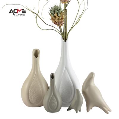 China Simple White Ceramic Art Deco Nordic Modern Home Decoration Bud Vase Flower Pot Vase Crafts Large Ornaments for sale