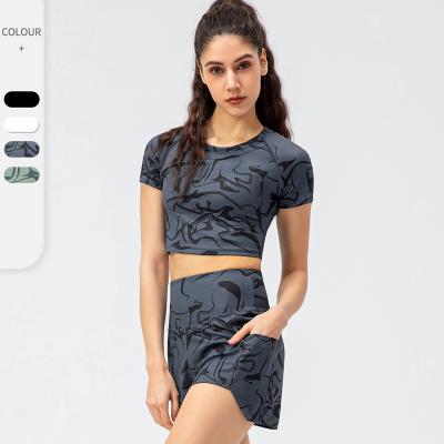 China Breathable Women Pattern Girl Gym Tennis Top 2 Piece Running Crop Wear Short Shirt Sport Sets With Pocket for sale