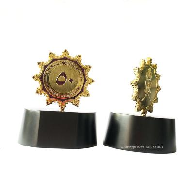 China 2021 best-selling metal! Oman National Day 50th Logo Metal Award Trophy With Wooden Base for sale