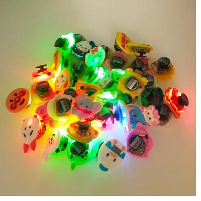 China Menergeschenke Leuchtende fur Kindergeschenke Leuchtende de Mener-charms de clog charms fur Schuhzubehor de Designer-Licht-charms for sale