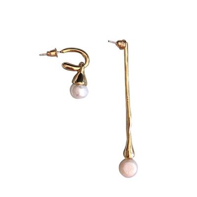 China Natural Freshwater Gold Metal Pearl Drop Earrings Natural Freshwater Gold Metal Pearl Drop Earrings Long Bar Irregular Drop Earrings Earring Drops The vintage C shape asymmetrical earrings 2019 for sale