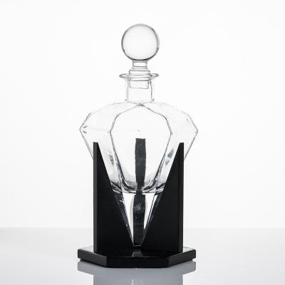 China Customized Unique Whiskey Stocked 25Oz Diamond Shaped Crystal Glass Decanter Set Modern With Wooden Stand for sale