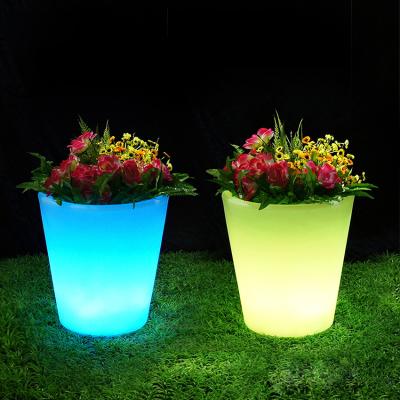 China Modern Newcomer Led Planter With 16 Color Changing Small Rechargeable Plastic Led Flower Pot for sale