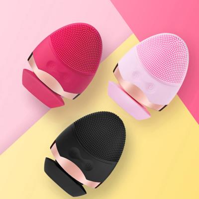 China Popular DEEP CLEANING Design Mounted Gold Side Silicone Face Scrub Rechargeable Cleansing Brush Facial Brush for sale