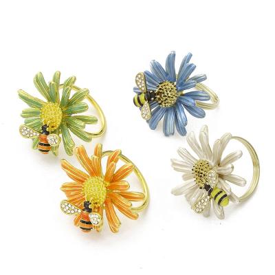 China Viable IN THE RUN Colorful Metal Daisy Flower with Bee Napkin Rings Wedding Napkin Holder Wedding Party and Daily Use Dinner Table Decor for sale