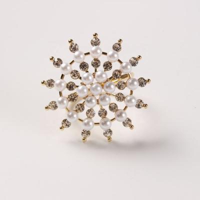 China Viable Round Flower Rhinestone Pearl Napkin Rings For Wedding Party for sale