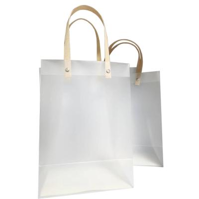 China Fashion\pvc transparent frosted food bag shopping bag plastic bag gift package pvc handbag comfortable\durable pp plastic handbag available for sale