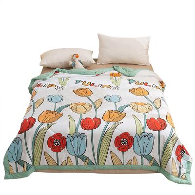 China Beautiful Cheap High Value Flower Quilt , Washable And Comfortable Summer Comforter for sale