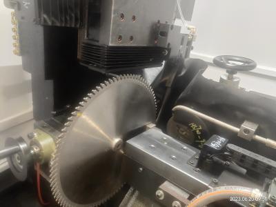 China Máquina de afilado de hojas de sierra profesional de alta precisión CNC TCT en venta