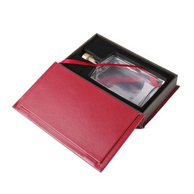 Cina Contenitori di regalo rossi del profumo di forma del libro 21*13*4cm con il coperchio e EVA Insert magnetici in vendita