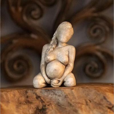 China China childbirth woman sculpture resin craft ornament mother giving birth to women statue resin crafts ornaments for sale