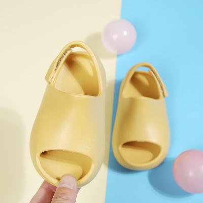 China Cushioning Cheap EVA kids sandals slipper soft bottom yeezy flat non slip bathroom beach children heel slipper for sale