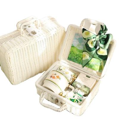 China Customized Giveaway Gift Set Fresh Handbasket Souvenirs in Rattan Basket for Daily for sale