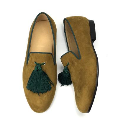 Cina Giallo Uomo Velvet Loafers Calzature personalizzate Loafers in pelle a punta in vendita