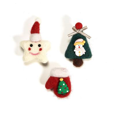 China Other Brooch Cartoon Christmas Felt Pattern Accessories Cute Fashion Gift for sale