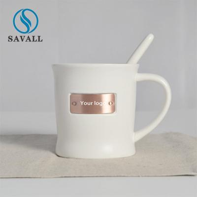 China Contemporáneo blanco puro de las tazas de cerámica de la porcelana del embutido del oro de la ronda de Savall en venta