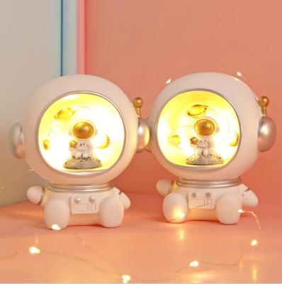 China Creative Faceted Cover Astronaut Star Lamp Resin Craft Decoration Home Night Lamp Student Gift Christmas Gift Girl for sale