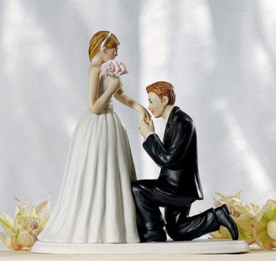 China Romantic Europe Resin Wedding Cake Topper Figure Bride and Groom Couple Bridal Decor New for sale