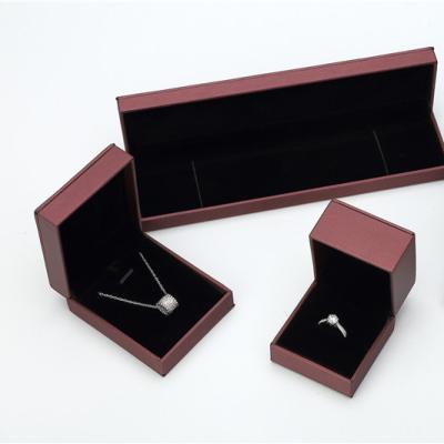 China Fashionable custom luxury leather jewelry packaging wholesale logo jewelry gift box for sale shipping for sale