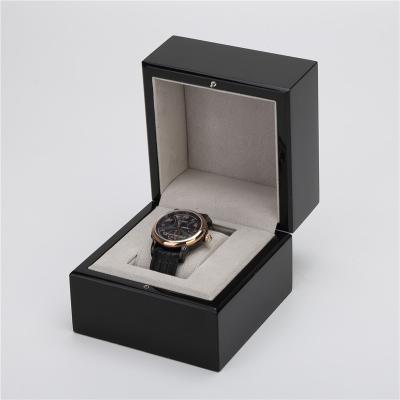 China Fashionable high-end luxury custom lacquer watch packaging box MDF logo wooden case for gifts reloj de Para de caja for sale