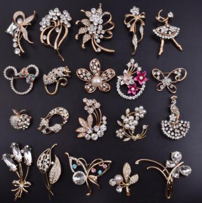 China Popular High Quality Diamonds Crystal Brooch With Zircon Christmas Brooch Pin Unisex Alloy for sale