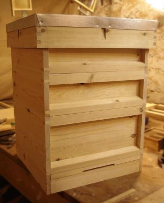 China SUPER-SWEET Natural Beekeeping Hives Western Red Cedar National Beehive for sale