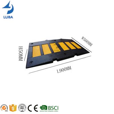 China Durable 500 x 900 x 50 / 75mm Speed ​​Bump Resistant Rubber Car Traffic Ramp for sale