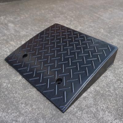 China Durable HOT Rubber Protector Driveways Ramp Edge Restraint Or Rubber Edge Ramp For Car for sale