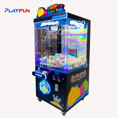 China Playfun juego de premio de pelota de suerte ganar la máquina de pelota caer en ganar juego de arcade Gashapon regalo máquina de juegos de arcade en venta