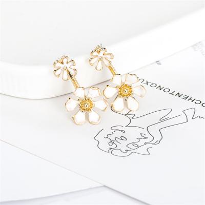 China FASHIONABLE Long Ear Drops Daisy Ear Nails Summer Fresh Personality Temperament Earrings 2022 Girls Flower Stud Earrings for sale