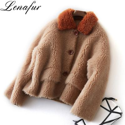 China Anti-Shrink Curly Real Sheepskin Wool Shearling Women Lamb Fur Coat for sale