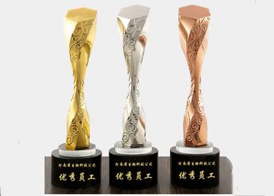 Cina Colori raccoglibili di uso tre di arte della tazza del trofeo del metallo di forma irregolare disponibili in vendita