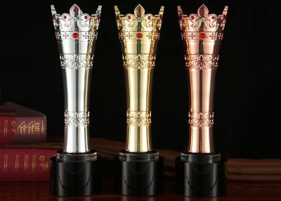 Cina Tazza del trofeo del metallo di fantasia con colore di lusso dell'oro/argento/bronzo dei rubini facoltativo in vendita