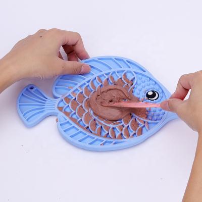 China New Design Pet Food Feeder Sustainable Wash Distraction Device Slow Eating Lick Mat With Strong Suction For Pets Care for sale