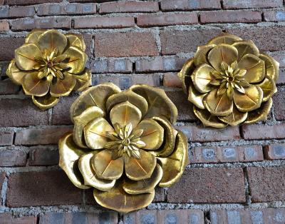 China Wall Decor Flower Decoration 3d Hanging Flower Gold Distressed Metal Wall Art for sale