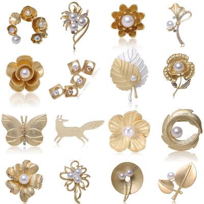 China Luxury ladies small pearl China brooch temperament clothing accessories wholesale gold plated silver brooch for sale