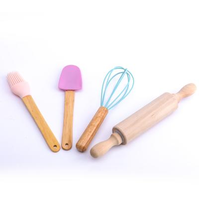 China Hot Selling 4 Pieces Food Grade Material Silicone Cake Kitchenware Set Bakeware With Wooden Handle for sale