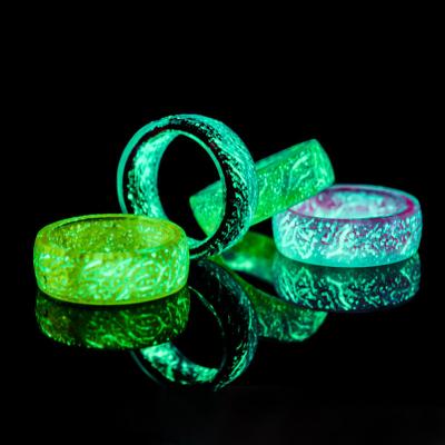 China Fashion Christmas Gifts Multicolor Ring Men Women Resin Glow Bright Slit in Dark Rings Jewelry for sale