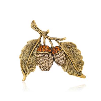 China Lady Gifts Suits Accessory Pin Zinc Alloy Plant Tree Pin Birthday Gift Retro Fashion Vintage Rhinestone Pinecone Pin Brooches for sale