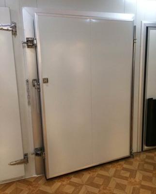 China Swing Cold Storage Room Swing Door With Rotation Shaft for sale