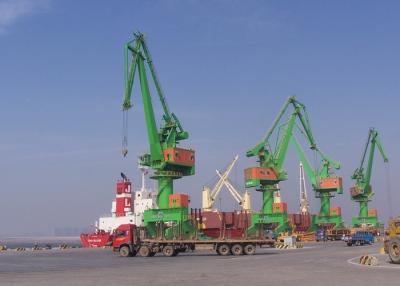 China Level Luffing Portal Mobile Harbour Crane 10 Ton - 120 Ton With ISO FEM JIS Standards for sale