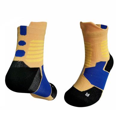 China Breathable Cotton/Polyester Design OEM Custom Logo Crew Socks Sports Socks Men Basketball Socks Color Matching Elite for sale