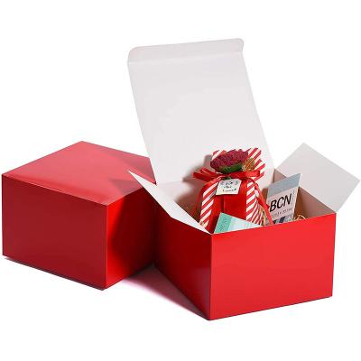 China 6x6x4 Recyclable Red Christmas Gift Foldable Christmas Eve Gift Paper Candy Box For Packaging With Lid for sale