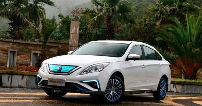 China coche NEDC los 415km del sedán del vehículo eléctrico EV S50 de 150km/h Dongfeng en venta