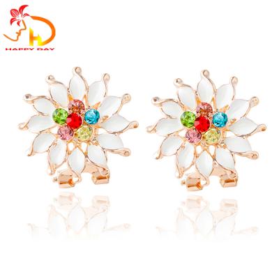 China Best Selling OEM Design Women Classic White Sunflower Diamond Stud Earrings for sale