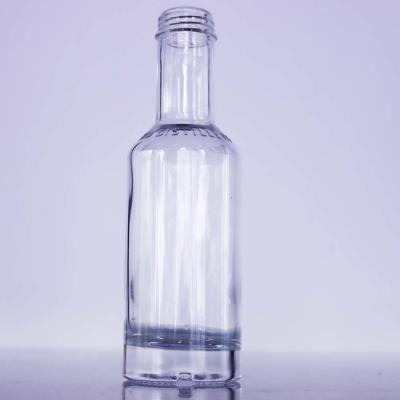 China 200ml noordse Alcoholische drankfles met de Schouder In reliëf gemaakte Sluitingen van de Embleemgpi 28x400 Schroef Te koop