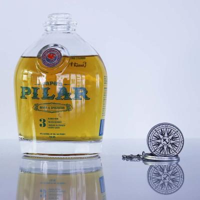 Chine 750ml Pilar Glass Fancy Rum Bottle Flint With Sliver Chain superbe à vendre