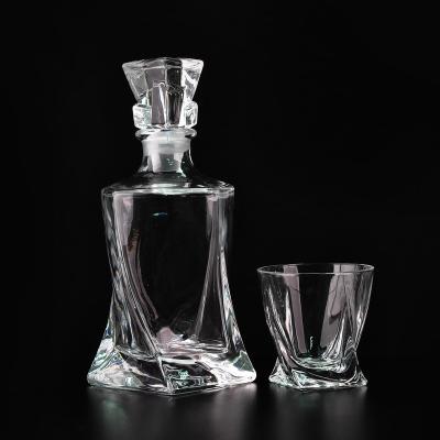 China Custom Glass Beverage 500ml 750ml Vodka Bottles With Whiskey Glass for sale